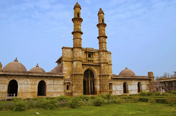 Vista exterior de Jami Masjid (Mezquita), Champaner protegido por la UNESCO - Pavagadh Archaeological Park, Gujarat, India. Fechas de 1513 dC — Foto de Stock