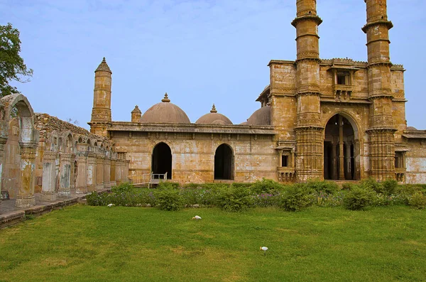 Εξωτερική όψη του Masjid Τζαμί (Τζαμί), προστατευμένο από την Unesco Champaner - Pavagadh αρχαιολογικό πάρκο, Gujarat, Ινδία. Χρονολογείται 1513 Μ.χ — Φωτογραφία Αρχείου