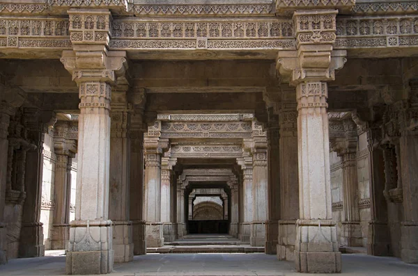 Innerlijke weergave van Adalaj Ni Vav (Stepwell) of Rudabai Stepwell. Gebouwd in 1498 door Rana Veer Singh is vijf verhalen diep. Ahmedabad, Gujarat, India — Stockfoto