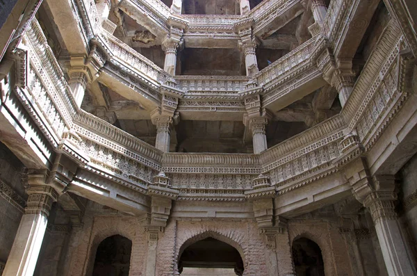 Innerlijke weergave van Adalaj Ni Vav (Stepwell) of Rudabai Stepwell. Gebouwd in 1498 door Rana Veer Singh is vijf verhalen diep. Ahmedabad, Gujarat, India — Stockfoto
