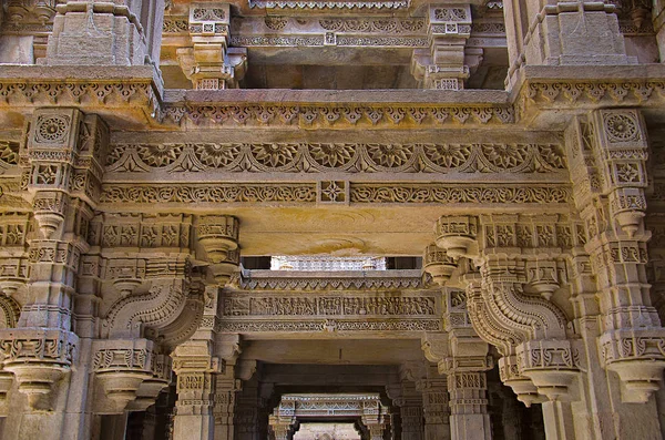 İç görünüş Adalaj Ni Vav (Stepwell) veya Rudabai Stepwell. 1498 Rana Veer Singh tarafından inşa beş kat derin olduğunu. Ahmedabad, Gujarat, Hindistan — Stok fotoğraf