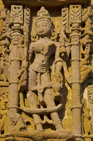 Tallando detalles en la pared exterior del Templo del Sol. Construido en 1026 - 27 dC durante el reinado de Bhima I de la dinastía Chaulukya, Modhera, Mehsana, Gujarat — Foto de Stock
