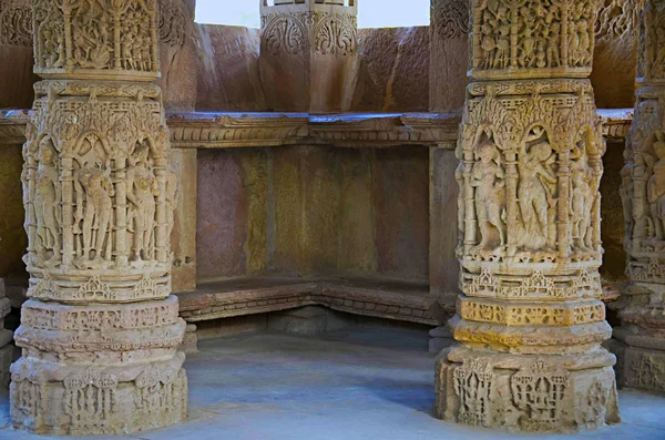 Tallando detalles en la pared exterior del Templo del Sol. Construido en 1026 - 27 dC durante el reinado de Bhima I de la dinastía Chaulukya, Modhera, Mehsana, Gujarat — Foto de Stock