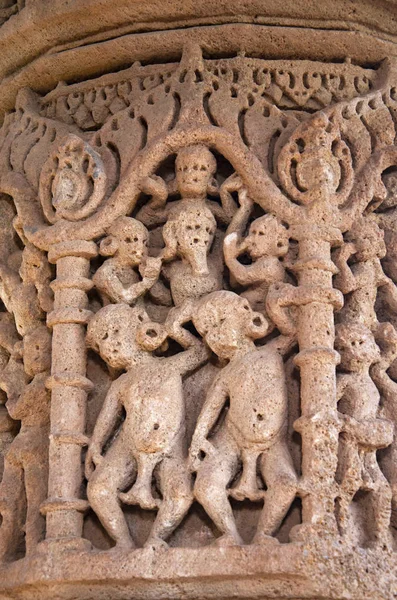 Dettagli di intaglio sul pilastro del Tempio del Sole. Costruito nel 1026 27 dC durante il regno di Bhima I della dinastia Chaulukya, Modhera, Mehsana, Gujarat — Foto Stock