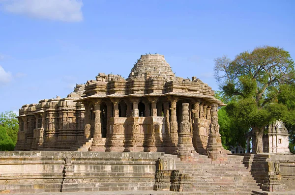 太陽神殿の外側のビュー。1026-27年広告を Chaulukya 王朝、Modhera、Mehsana、グジャラート州の Bhima の治世中に建てられました。 — ストック写真