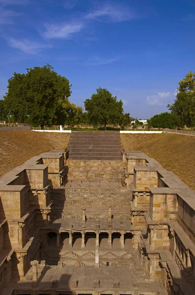 Vnější pohled na Rani ki wáw, složitě konstruované stepwell na březích řeky Sarasvatí. Pátan, Gudžarát, Indie. — Stock fotografie