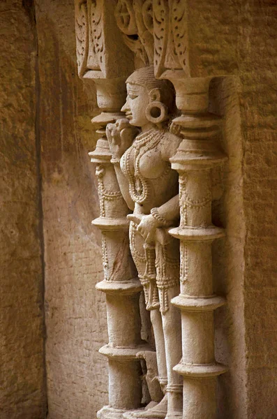 Řezbářství podrobnosti o idol apsara, nachází na vnitřní stěně Rani ki wáw, složitě konstruované stepwell, Pátan, Gudžarát, Indie — Stock fotografie