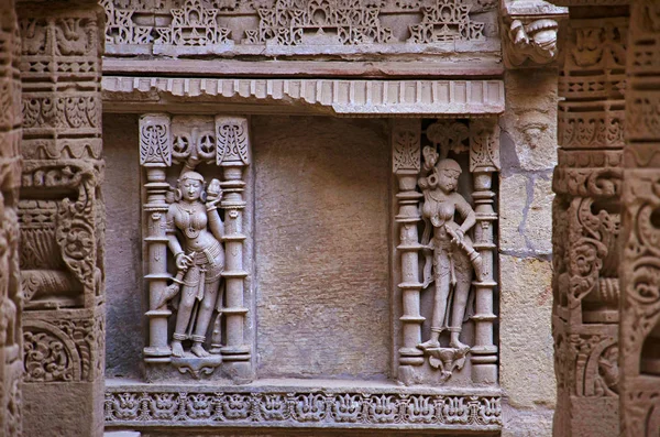 Rzeźbione ściany wewnętrzne z Rani ki vav, misternie skonstruowane stepwell na brzegu rzeki Saraswati. Patan, Gujarat, Indie — Zdjęcie stockowe