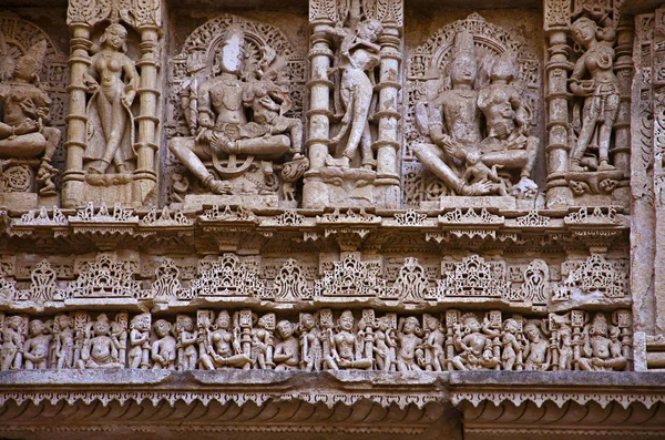 Paredes interiores esculpidas de Rani ki vav, um stepwell intrincadamente construído nas margens do rio Saraswati. Patan, Gujarat, Índia — Fotografia de Stock