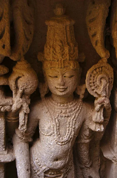 Escultura Vishnu, Muro interior de Rani ki vav, un paso intrincado construido a orillas del río Saraswati. Patan, Gujarat, India — Foto de Stock