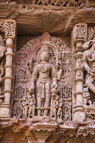 Parvati 's buße, innere wand des rani ki vav, ein aufwändig konstruierter stiefbrunnen am ufer des saraswati flusses. patan, gujarat, indien — Stockfoto