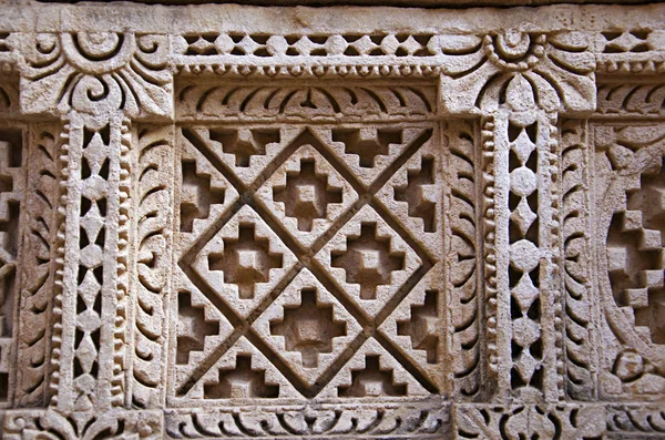 Gesneden Patola (dubbele Ikat) patroon op de binnenwand van Rani ki vav, een ingewikkeld gebouwd stepwell aan de oevers van de Saraswati rivier. Patan, Gujarat, India — Stockfoto