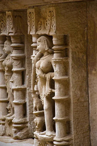 Carved idols on the inner wall of Rani ki vav,  an intricately constructed stepwell on the banks of Saraswati River. Patan, Gujarat, India — Stock Photo, Image