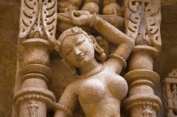 Gesneden idols op de binnenmuur en pijlers van Rani ki vav, een ingewikkeld gebouwd stepwell aan de oevers van de Saraswati rivier. Patan, Gujarat, India — Stockfoto