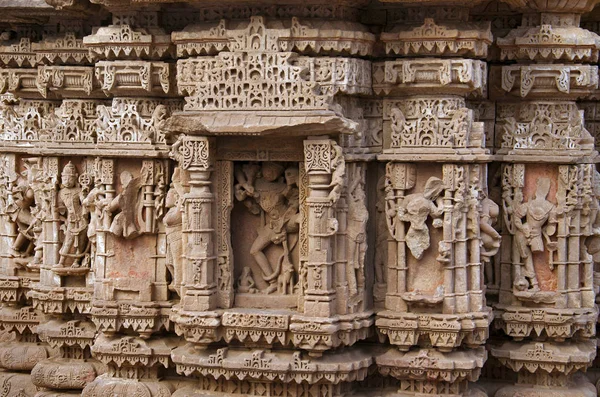 Gesneden idols op de buitenmuur van de Rudramala of de Rudra Mahalaya tempel. Sidhpur, Patan, Gujarat — Stockfoto