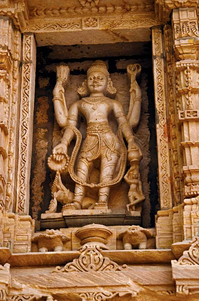 Gesneden idool op de buitenmuur, Hatkeshwar Mahadev, tempel van de 17e eeuw, de familie godheid van Nagar Brahmanen. Vadnagar — Stockfoto