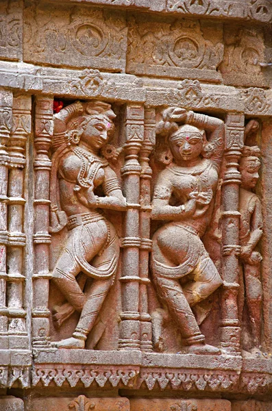 Ídolo esculpido na parede exterior, Hatkeshwar Mahadev, templo do século XVII, a divindade da família de Nagar Brahmins. Vadnagar. — Fotografia de Stock