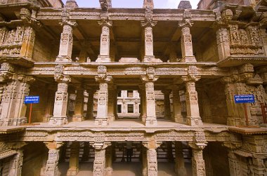 Rani ki vav, Saraswati Nehri üzerinde stepwell iç görünümü. 11. yy Kral Bhimdev Memorial'a ben, Patan, Gujarat, Hindistan.