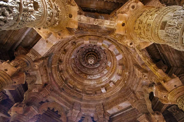 Vista exterior del Templo del Sol en la orilla del río Pushpavati. Construido en 1026 - 27 AD, pueblo Modhera del distrito de Mehsana, Gujarat, India — Foto de Stock