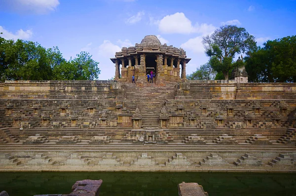 Vista exterior del Templo del Sol en la orilla del río Pushpavati. Construido en 1026 - 27 AD, pueblo Modhera del distrito de Mehsana, Gujarat, India — Foto de Stock