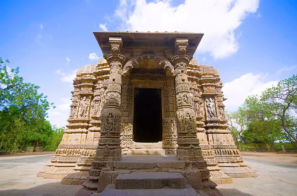 Vista exterior del Templo del Sol en la orilla del río Pushpavati. Construido en 1026 - 27 AD, pueblo Modhera del distrito de Mehsana, Gujarat, India — Foto de Stock