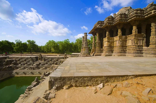 川 Pushpavati の銀行で太陽神殿の外側のビュー。構築 1026-27年広告で Modhera Mehsana 村地区、インドグジャラート州 — ストック写真