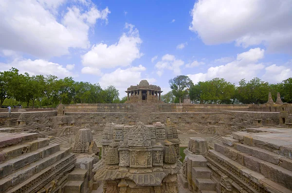 Außenansicht des Sonnentempels am Ufer des Flusses pushpavati. erbaut 1026 - 27 ad, modhera dorf im kreis mehsana, gujarat, indien — Stockfoto