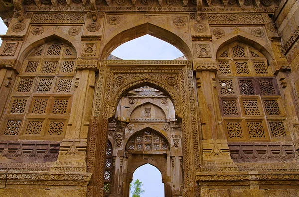 Dettagli delle sculture sulla parete esterna di Jami Masjid (Moschea), Champaner protetto dall'UNESCO - Pavagadh Archaeological Park, Gujarat, India . . — Foto Stock