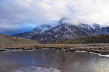 Donmuş akışı yakınındaki Gangotri buzul, Uttarakhand, Hindistan