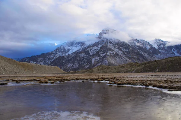 Donmuş akışı yakınındaki Gangotri buzul, Uttarakhand, Hindistan