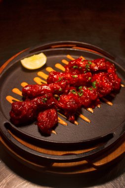 Tavuk kanatları, Pune, Hindistan