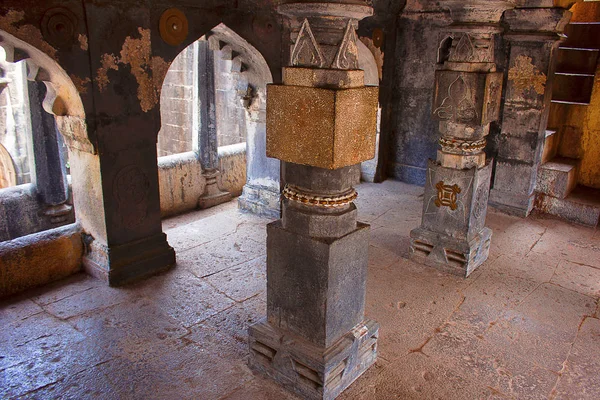 Pillars of the Step well balcony, Bara Motachi Vihir, Maharastra — Stock Photo, Image