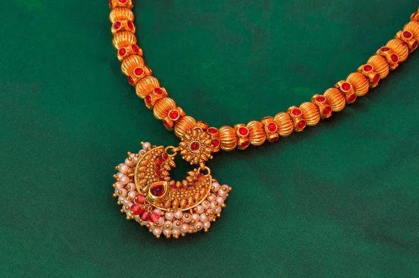 Collar de oro, Pune —  Fotos de Stock