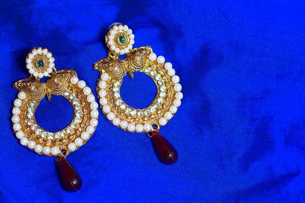 Boucles d'oreilles dorées, Pune — Photo