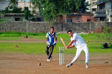 Pune, Maharashtra, Hindistan, Ağustos 2016, çocuk oyun crickert, Pune