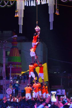 Pune, Maharashtra, Hindistan, Ağustos 2016, insan piramit sonları dahi handi janmashtami Festivali, Pune