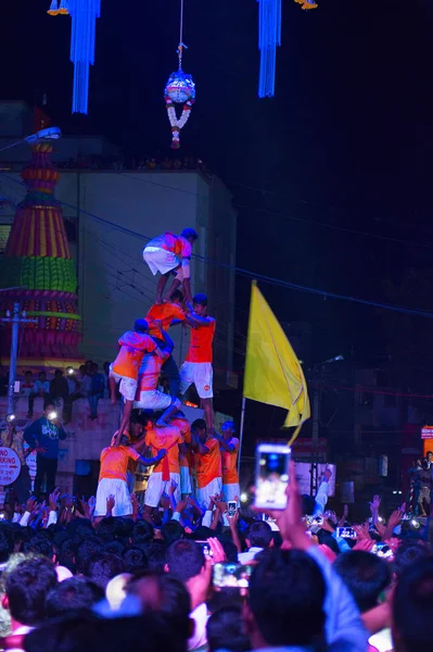 ПУНЕ, ХАРАШТРА, ИНДИЯ, август 2016 года, Человеческая пирамида ломает дахи-ханди на фестивале Фаштами, Пуна — стоковое фото
