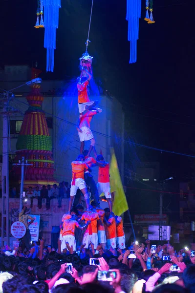 PUNE, MAHARASHTRA, INDIA, August 2016, Human pyramid breaks dahi handi on janmashtami festival, Pune — Stock Photo, Image