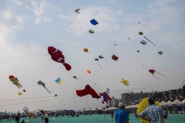 Sabarmati nehir kenarında, Ahmedabad, Gujarat, Hindistan, 13 Ocak 2018. Uluslararası Uçurtma Festivali'nde yarışan çeşitli uçurtmalar 