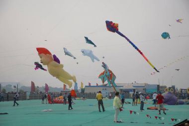 Sabarmati nehir kenarında, Ahmedabad, Gujarat, Hindistan, 13 Ocak 2018. Uluslararası Uçurtma Festivali'nde yarışan çeşitli uçurtmalar 
