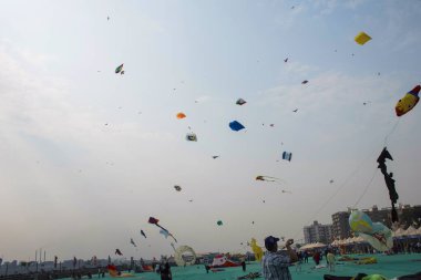 Sabarmati nehir kenarında, Ahmedabad, Gujarat, Hindistan, 13 Ocak 2018. Uluslararası Uçurtma Festivali'nde yarışan çeşitli uçurtmalar 