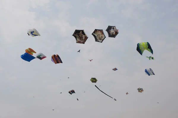 SABARMATI RIVERFRONT, AHMEDABAD, GUJARAT, INDIA, 13 de enero de 2018. Varias cometas compitiendo en el Festival Internacional de Cometas — Foto de Stock