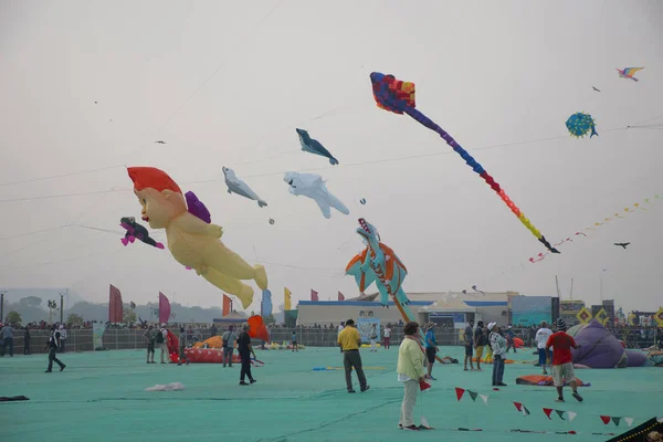 SABARMATI RIVERFRONT, AHMEDABAD, GUJARAT, INDIA, 13 января 2018 года. Различные воздушные змеи, участвующие в Международном фестивале воздушных змеев — стоковое фото