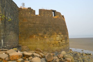 Alibaug beach, Maharashtra yakınındaki fort Kolaba Kalesi 