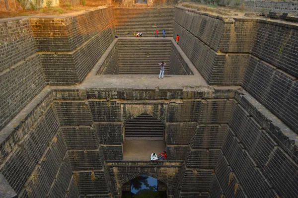 Un antiguo pozo construido en el siglo XV, Naktya Rawalachi Vihir, Karad, Maharashtra, India — Foto de Stock