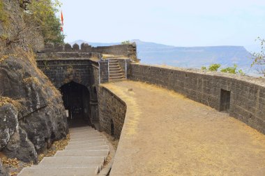Ana giriş kapısı fort Ajankyatara, Satara, Maharashtra, Hindistan'ın iç görünüm