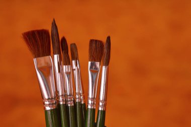 Boya fırçaları kahverengi bir arka plan üzerinde bir dizi