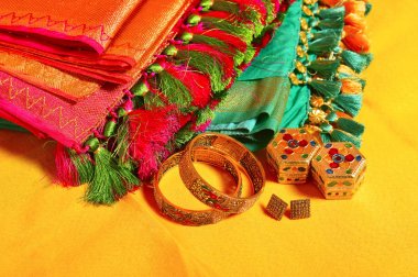 Hintli kadın tane takı aksesuar, Maharashtra ile