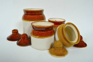 Geleneksel turşu kavanozları beyaz zemin üzerine seramik