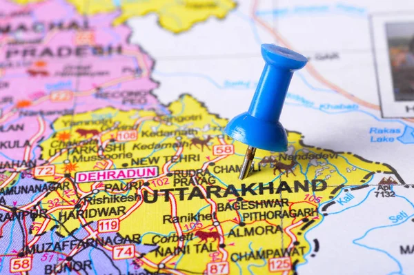 Pushpin apuntando a Uttarakhand en un mapa de la India — Foto de Stock